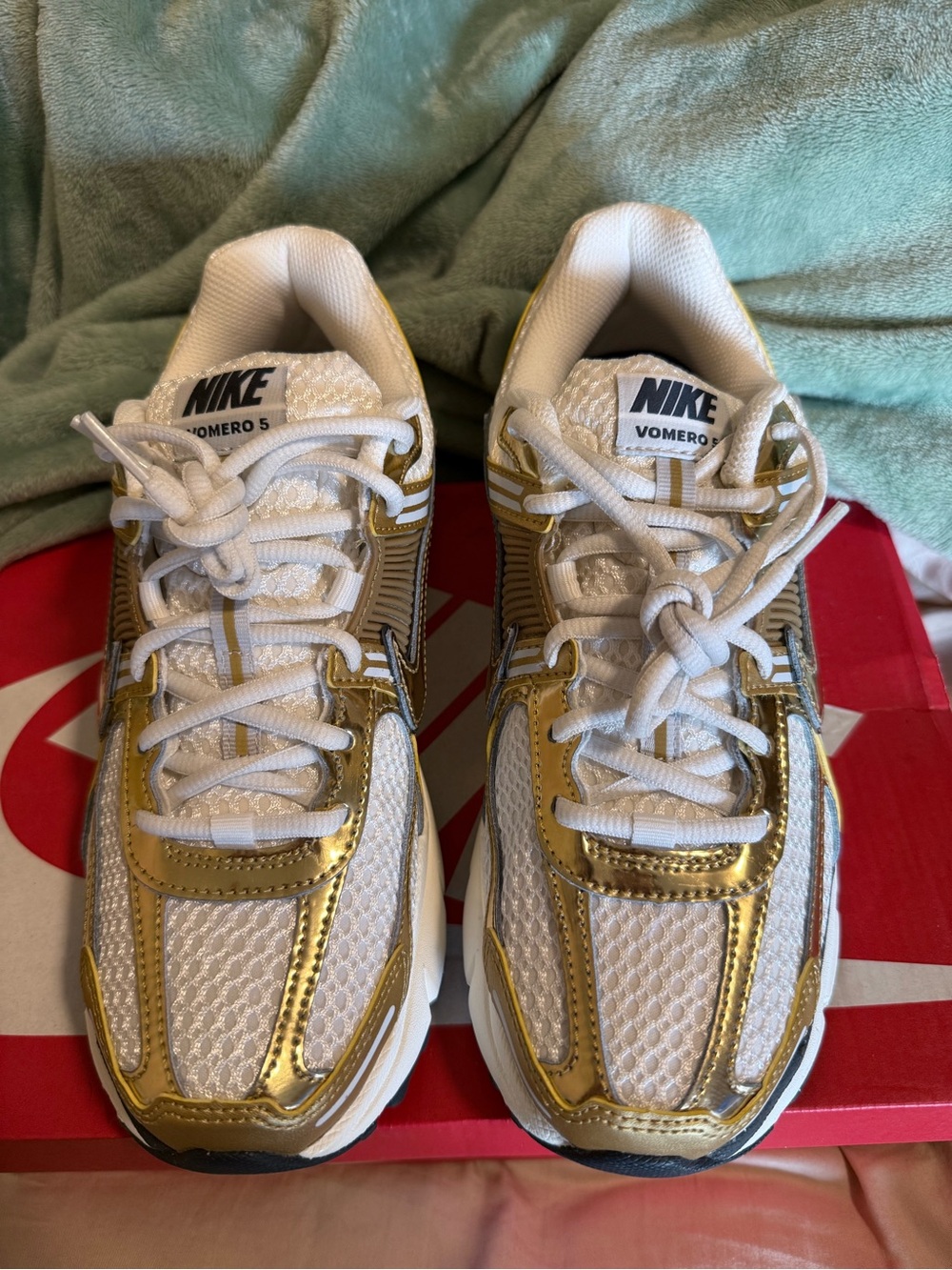 Nike womens White and Gold vomero 5 - Picture 2 of 3